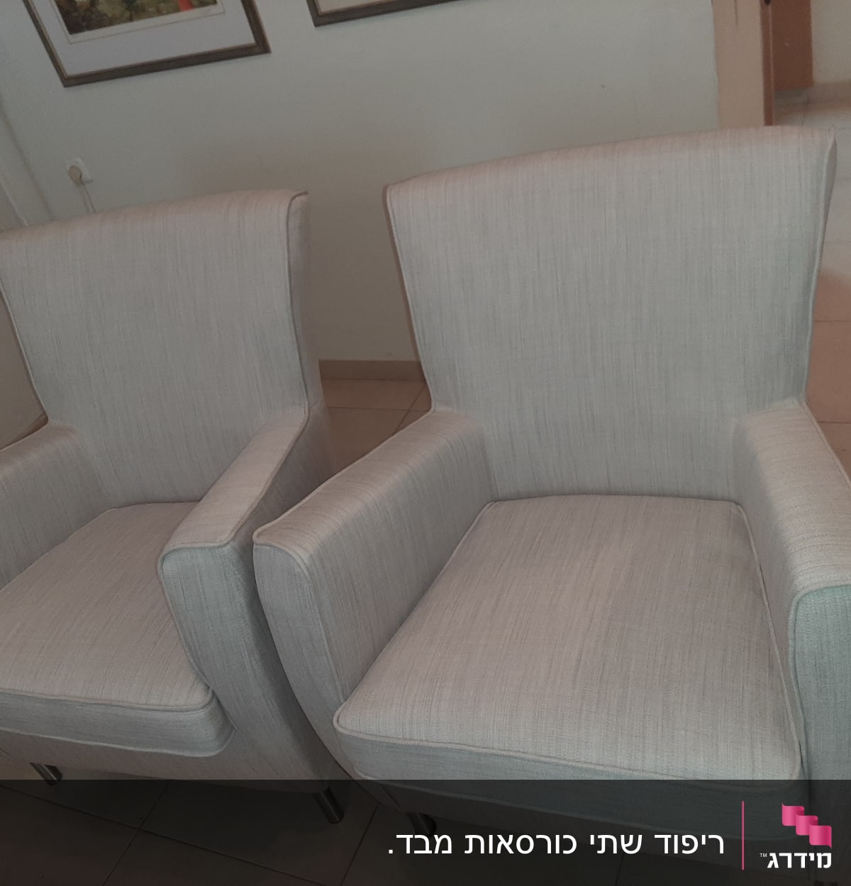 שני כורסאות מרופדות בבד אפור בהיר